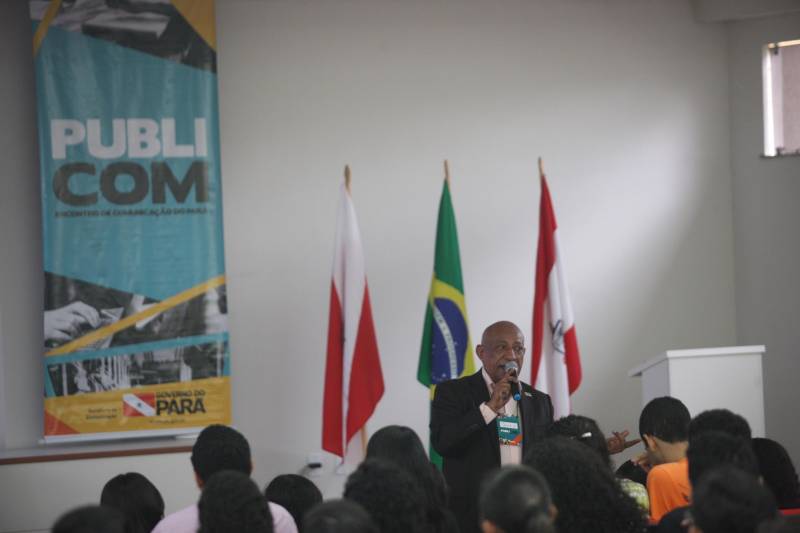 A terceira edição do Publicom – Encontro de Comunicação do Pará deste ano, realizada no município de Breves, no arquipelágo do Marajó, superou as expectativas de público. Com a presença de estudantes de ensino médio, comunicadores, representantes de órgãos públicos e instituições do Marajó, foram registradas cerca de 350 inscrições, com destaque para participação de moradores de Portel, Curralinho e Anajás. Durante a programação do evento realizado pelo Governo do Estado, por meio da Secretaria de Estado de Comunicação (Secom), nos dias 17 e 18, houve trocas de experiências e debates sobre cerimonial, design, mídia e feminicídio, direitos de crianças e adolescentes, credibilidade da informação. Os livros arrecadados no credenciamento – um total de 170 exemplares - serão doados ao Hospital Público Regional do Marajó. Na foto, o cerimonialista Reginaldo Teles.
FOTO: MARCELO LELIS / AG. PARÁ
DATA: 18.05.2018
BELÉM - PARÁ <div class='credito_fotos'>Foto: Marcelo Lelis / Ag. Pará | <a href='/midias/2018/originais/a92e4c97-e32a-46df-a142-11c68451a696.jpg' download><i class='fa-solid fa-download'></i> Download</a></div>