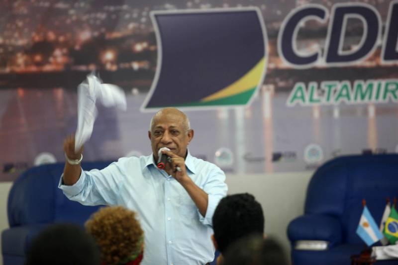 Segundo dia do Encontro de Comunicação do Pará (Publicom), no município de Altamira, nesta sexta-feira, 13, no auditório da Associação Comercial Industrial e Agropastoril (Aciapa). Postura, cuidado com os gestos, expressão corporal, dicção, entonação. Na foto, oficina “Cerimonial e a arte de falar em público” e aprovou todo o conteúdo repassado. A oficina abriu o segundo dia do encontro e foi ministrada pelo cerimonialista do Governo do Estado, Reginaldo Teles.
FOTO: MARCELO LÉLIS / AG. PARÁ
DATA: 13.04.2018
ALTAMIRA - PARÁ <div class='credito_fotos'>Foto: Marcelo Lelis / Ag. Pará | <a href='/midias/2018/originais/a939ec67-2be2-4d51-bf88-b006a419b38b.jpg' download><i class='fa-solid fa-download'></i> Download</a></div>