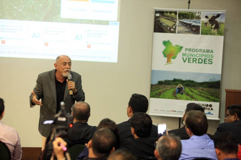 Objetivando reduzir o desmatamento em todo o Pará e aumentar a área inserida no Cadastro Ambiental Rural (CAR), o governo do Estado entregou, nesta quinta-feira (22), a gestores de 60 municípios, diversos equipamentos para dar apoio nas ações de fiscalização ambiental que são executadas pelas secretarias municipais de meio ambiente. Foram distribuídos hoje 68 caminhonetes, 99 notebooks, 21 projetores multimídias e câmeras digitais, somando um investimento de R$88 milhões.
FOTO: RODOLFO OLIVEIRA
DATA: 22.03.2018
BELÉM - PARÁ <div class='credito_fotos'>Foto: Rodolfo Oliveira/Ag. Pará | <a href='/midias/2018/originais/a93d6912-1763-45b5-9490-2ede879b4170.jpg' download><i class='fa-solid fa-download'></i> Download</a></div>