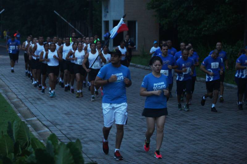 O recém-inaugurado Parque Estadual do Utinga foi o local escolhido para a 4ª edição da Corrida Tiradentes, promovida pela Polícia Militar na manhã deste domingo, 22. No ano em que celebra 200 anos de criação, a PM contou com mais de 750 competidores na prova que iniciou às 6 horas da manhã com um percurso total de 8 Km. Em apenas 4 anos de existência, a Corrida Tiradentes já ganhou a simpatia de muitos atletas profissionais e amadores. Eduardo Costa, de 26 anos é um deles. O competidor alcançou o 1º lugar geral da corrida com menos de 30 minutos de prova e conta que não esperava um resultado tão positivo.
FOTO: CARLOS SODRÉ / AG. PARÁ
DATA: 22.04.2018
BELÉM - PARÁ <div class='credito_fotos'>Foto: Carlos Sodré/Agência Pará | <a href='/midias/2018/originais/a940dc40-d799-470d-b807-e36e7bebd5cf.jpg' download><i class='fa-solid fa-download'></i> Download</a></div>