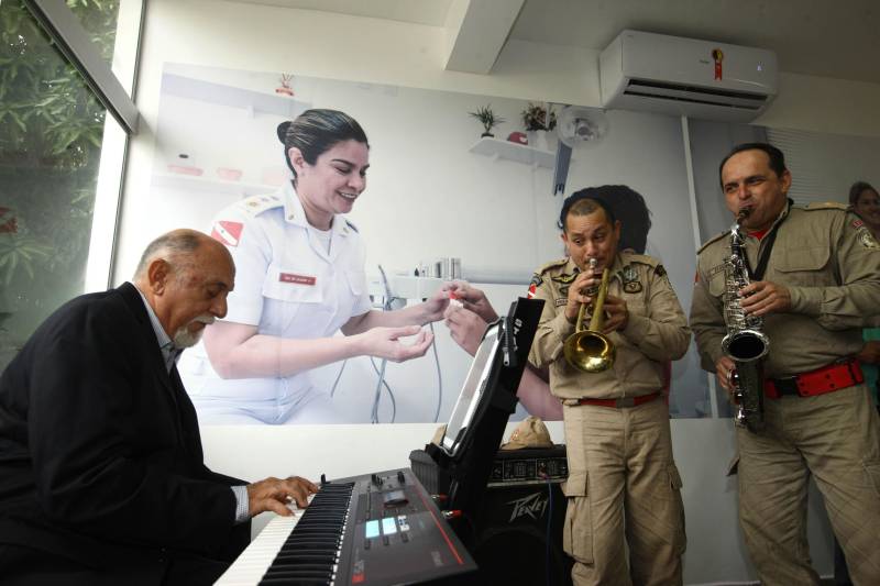 Na mesma cerimônia que entregou as viaturas para serviços de vistoria, o governador Simão Jatene fez uma visita técnica às instalações da nova Policlínica ao Corpo de Bombeiros Militar do Estado. Um prédio no Quartel do Comando Geral da corporação foi reformado e adaptado para receber a Policlínica, que oferta assistência médico-odontológico, psicológico e de primeiros socorros aos bombeiros militares e seus dependentes.
FOTO: IGOR BRANDÃO / AG. PARÁ
DATA: 15.03.2018
BELÉM - PARÁ <div class='credito_fotos'>Foto: IGOR BRANDÃO / AG. PARÁ | <a href='/midias/2018/originais/a9445100-ee4b-4839-a193-f314bb259706.jpg' download><i class='fa-solid fa-download'></i> Download</a></div>