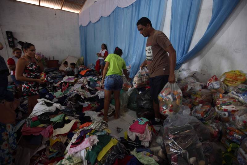 Passados dois dias da enxurrada que destruiu casas e obrigou pessoas a saírem de seus locais de moradia em Paragominas, Governo do Estado e Prefeitura continuam os trabalhos para atender as famílias afetadas, reconstruir o que ficou destruído e restabelecer a situação de normalidade no município. Desde a manhã da última quinta-feira (12), equipes da Defesa Civil intensificam as ações nos bairros atingidos. Na foto, João Botelho, líder comunitário, tem trabalhado bastante.
FOTO: SIDNEY OLIVEIRA / AG. PARÁ
DATA: 14.04.2018
PARAGOMINAS - PARÁ <div class='credito_fotos'>Foto: Sidney Oliveira/Ag. Pará | <a href='/midias/2018/originais/a95253ee-0fc1-42c5-8231-0b092d833184.jpg' download><i class='fa-solid fa-download'></i> Download</a></div>
