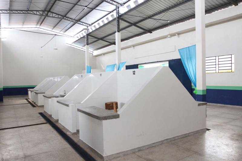 "Agora a população terá um lugar mais organizado, com mais higiene para comprar seu pescado e a sua carne. E pra gente que possui restaurante é melhor ainda, pois além da facilidade de adquirir os alimentos, o mercado também atrai clientes", comemorou Jaqueline Cardoso, 20 anos, que possui um ponto de venda de comidas em frente ao Mercado Municipal José Noronha Monteiro (foto), no distrito de Boa Vista, em Quatipuru, no nordeste paraense. O espaço foi entregue oficialmente à população nesta segunda-feira (19), assim como as obras de pavimentação asfáltica da PA-446 e de cinco pontes em concreto ao longo da rodovia. A cerimônia contou com a presença do governador Simão Jatene, parlamentares, prefeitos da região entre outras autoridades locais. "Essas são importantes obras que vão beneficiar não só a população de Quatipuru, mas de toda a região. E faço questão de ressaltar que em todas elas existe o dinheiro dos impostos que todos nós paraenses pagamos. Esse é o retorno que fazemos questão de dar à população. Nós gestores somos apenas instrumentos desse grande desenvolvimento, quem financia é o povo", afirmou o governador Simão Jatene.
FOTO: CRISTINO MARTINS / AG. PARÁ
DATA: 19.03.2018
QUATIPURU - PARÁ <div class='credito_fotos'>Foto: Cristino Martins/Ag. Pará | <a href='/midias/2018/originais/a956aedc-7fbb-48a4-af0a-295a7bb7f99c.jpg' download><i class='fa-solid fa-download'></i> Download</a></div>