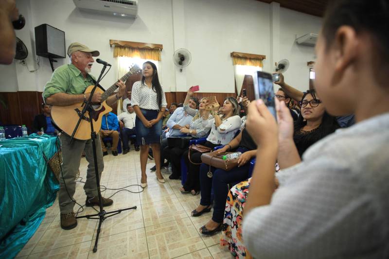 O produtor rural Nilson Corrêa da Silva, 23 anos, mora na comunidade Santo Ezequiel Moreno e produz alimentos em 700 hectares de terra na agrovila Acutipereira, no município de Portel, no arquipélago do Marajó. Mesmo morando e produzindo alimentos na comunidade, ele não possuía título de propriedade de terra. Para beneficiar produtores como Nilson, o governador Simão Jatene entregou, na manhã desta sexta-feira (23), títulos coletivos que beneficiaram mais de mil famílias. Os títulos também beneficiaram comunidades remanescentes de quilombos e povos tradicionais do município marajoara. O Pará foi o Estado que mais titulou áreas em prol dos remanescentes de quilombos no Brasil. Das 170 comunidades tituladas no país, 62 estão no Pará, sendo que destas 53 foram tituladas pelo Instituto de Terras do Pará (Iterpa).

FOTO: MÁCIO FERREIRA / AG. PARÁ
DATA: 23.03.2018
PORTEL - PARÁ <div class='credito_fotos'>Foto: MÁCIO FERREIRA/ AG. PARÁ   |   <a href='/midias/2018/originais/a95ab96e-c87a-4142-8993-7359b4b02a20.jpg' download><i class='fa-solid fa-download'></i> Download</a></div>