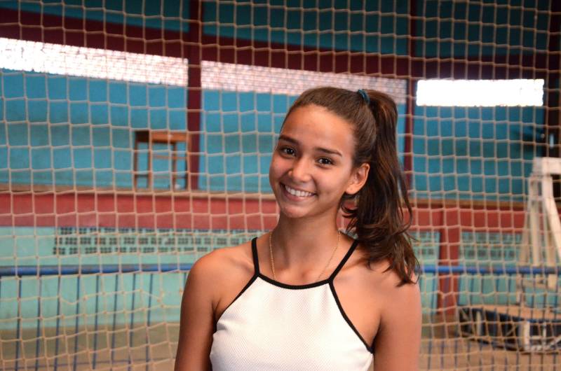 Com medalhas de ouro em handebol, futsal e basquetebol, e prata em voleibol, o município de Mãe do Rio, no nordeste paraense, encerrou sua participação na 2ª etapa Regional dos Jogos Estudantis Paraenses (JEPs) no sábado (12). A participação de Mãe do Rio na competição, que completa 60 anos em 2018, iniciou antes de sua elevação à condição de município, há 30 anos. A atleta de basquetebol Maria Luisa Silva (foto), da categoria A de basquete, treina desde as séries iniciais do ensino fundamental maior, e estará na etapa estadual dos Jogos.
FOTO: ELISEU DIAS / ASCOM SEDUC
DATA: 12.05.2018
MÃE DO RIO - PARÁ <div class='credito_fotos'>Foto: Eliseu Dias / Ascom Seduc | <a href='/midias/2018/originais/a9651aeb-43b1-42f9-8f19-3d29b08fffa1.jpg' download><i class='fa-solid fa-download'></i> Download</a></div>