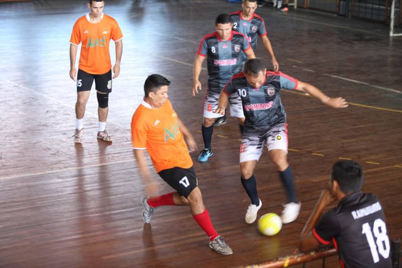 Mais de 300 policiais militares, de diversas localidades do Pará, participam neste sábado (3) e no domingo (4) da II Copa de Futsal da Casa Militar da Governadoria, em comemoração aos 101 anos de criação do órgão. Quarenta equipes participam do torneio, sendo 32 masculinas, quatro femininas, duas sub-16 e duas sub-13, as duas últimas formadas por alunos da escolinha de futsal da PM, que ensina a filhos de militares técnicas e regras da prática esportiva.
FOTO: RODOLFO OLIVEIRA / AG. PARÁ
DATA: 03.03.2018
BELÉM - PARÁ <div class='credito_fotos'>Foto: Rodolfo Oliveira/Ag. Pará | <a href='/midias/2018/originais/a9681983-640a-4e6a-8ff7-6892734c4201.jpg' download><i class='fa-solid fa-download'></i> Download</a></div>