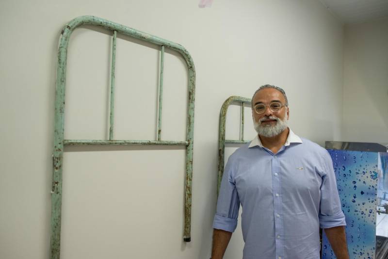 “A cultura tem o poder de emocionar”. A frase dita pela professora Ruth Valin marcou o tom do Sarau Literário na manhã desta sexta-feira, 8, no Preventório Santa Terezinha, no bairro do Marco, em Belém, que contou com a presença do escritor paraense Daniel Leite (com barba), homenageado pelas crianças atendidas pela instituição e os alunos da Escola Estadual Santa Terezinha, que funciona no mesmo prédio. Elas cantaram músicas infantis e recitaram trechos das obras “A história das crianças que plantaram um rio” e “A menina árvore”, de Daniel Leite, além de apresentar uma dramatização sobre a primeira obra. Muito concentrados e com a leitura bem ensaiada, os pequeninos emocionaram a todos, principalmente o escritor convidado para o sarau. Segundo a professora Odinéia Bastos, que orientou os alunos na leitura do livro “A história das crianças que plantaram um rio”, elas soltaram a imaginação durante a leitura da obra, e dessa viagem saíram desenhos, pinturas, colagens e poemas, que enfeitaram o auditório e os corredores da instituição, encantando a todos os presentes.
FOTO: FERNANDO SETTE CÂMARA / ASCOM IOE
DATA: 08.06.2018
BELÉM - PARÁ <div class='credito_fotos'>Foto: FERNANDO SETTE CÂMARA / ASCOM IOE | <a href='/midias/2018/originais/a96b4b1e-b40b-433c-8a06-a431462db920.jpg' download><i class='fa-solid fa-download'></i> Download</a></div>