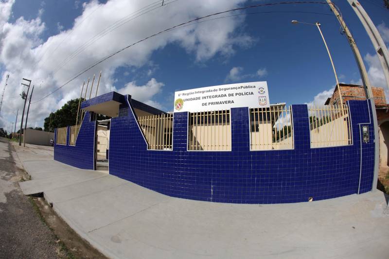 No último dia 14, a dona de casa Francisca Correa foi assaltada quando saia da igreja, no município de Primavera, nordeste do estado. dois rapazes a derrubaram da bicicleta e levaram sua bolsa. Francisca acabou se tornando uma das primeiras usuárias da nova Unidade Integrada de Polícia Pro Paz (UIPP) em Primavera. "Cheguei, fui rapidamente atendida e os dois rapazes já foram, inclusive, presos", disse. Francisca, que voltou à UIPP nessa segunda-feira, dia 19, para buscar o boletim de ocorrência. Coincidentemente, o mesmo dia em que a unidade foi oficialmente entregue à população pelo governador Simão Jatene. Não que a gente goste de vir aqui, né?", afirmou Francisca. Delegacia nunca é bom, completou a dona de casa. "Mas, quando a gente chega num lugar novo e é bem atendida, aí se sente mais tranquila, principalmente numa hora de sofrimento como essa, de um assalto", concluiu.
FOTO: RODOLFO OLIVEIRA / AG. PARÁ
DATA: 19.03.2018
PRIMAVERA - PARÁ <div class='credito_fotos'>Foto: Rodolfo Oliveira/Ag. Pará | <a href='/midias/2018/originais/a973bc51-7f2f-4ec9-935c-2138a7750847.jpg' download><i class='fa-solid fa-download'></i> Download</a></div>