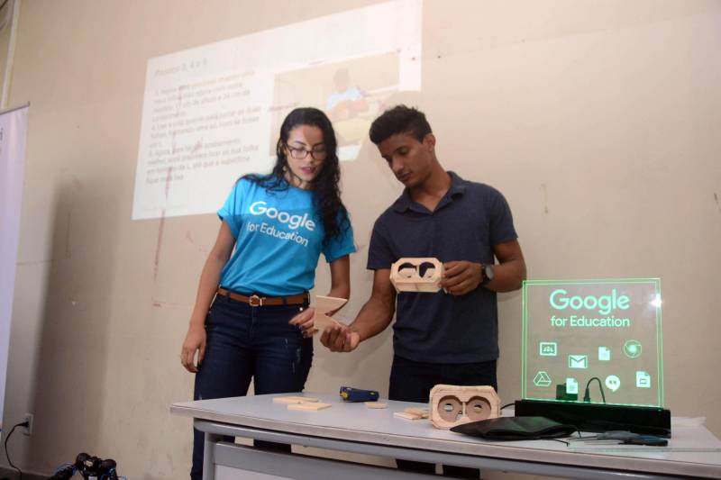 Que tal assistir uma aula sobre a tabela periódica de elementos químicos em que se pode conferir virtualmente a presença deles em objetos e situações do dia a dia? Aliar o uso da tecnologia no processo de aprendizado tornou-se realidade para 42 estudantes do 1º ano do Ensino Médio/Tempo Integral da Escola Estadual Dr. Ulysses Guimarães, no centro de Belém, nesta sexta-feira (23) com a implantação pela Secretaria de Estado de Educação (Seduc) do programa Sedutec. A aula de química inaugurou, na rede estadual de ensino, o Sedutec - programa de aplicação das ferramentas e serviços da plataforma digital Google for Education.
FOTO: ELISEU DIAS / ASCOM SEDUC
DATA: 24.03.2018
BELÉM - PARÁ <div class='credito_fotos'>Foto: Eliseu Dias / Ascom Seduc | <a href='/midias/2018/originais/a9777709-d433-4484-a527-45a294b99d62.jpg' download><i class='fa-solid fa-download'></i> Download</a></div>