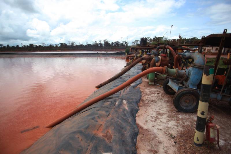Por conta do não cumprimento do prazo de 48 horas dado pelo Governo do Estado para que a Hydro (foto) reduzisse os níveis das bacias de resíduos ao nível de pelo menos um metro, a Secretaria de Meio Ambiente e Sustentabilidade (Semas) notifica a empresa, na manhã desta terça-feira (27), com a determinação de que reduza a produção da refinaria em 50%. A Semas também triplicará a multa definida anteriormente, cumprindo a legislação ambiental em vigor, chegando a cerca de R$ 1 milhão por dia de descumprimento (300 mil Unidades de Padrão Fiscal). A empresa informou formalmente que reduziu os índices, mas não integralmente no total determinado de um metro. A determinação de redução emitida pela Semas reforça ainda que devem ser mantidos e ampliados os esforços para tratamento dos efluentes e de redução dos níveis das bacias. As equipes da Semas permanecem em campo 24 horas, trabalhando em conjunto com a Defesa Civil e outros órgãos, monitorando a situação.
FOTO: IGOR BRANDÃO / AG. PARÁ
DATA: 24.02.2018
BARCARENA - PARÁ <div class='credito_fotos'>Foto: IGOR BRANDÃO / AG. PARÁ | <a href='/midias/2018/originais/a978529f-6702-43d1-92dc-d827b669cc1e.jpg' download><i class='fa-solid fa-download'></i> Download</a></div>