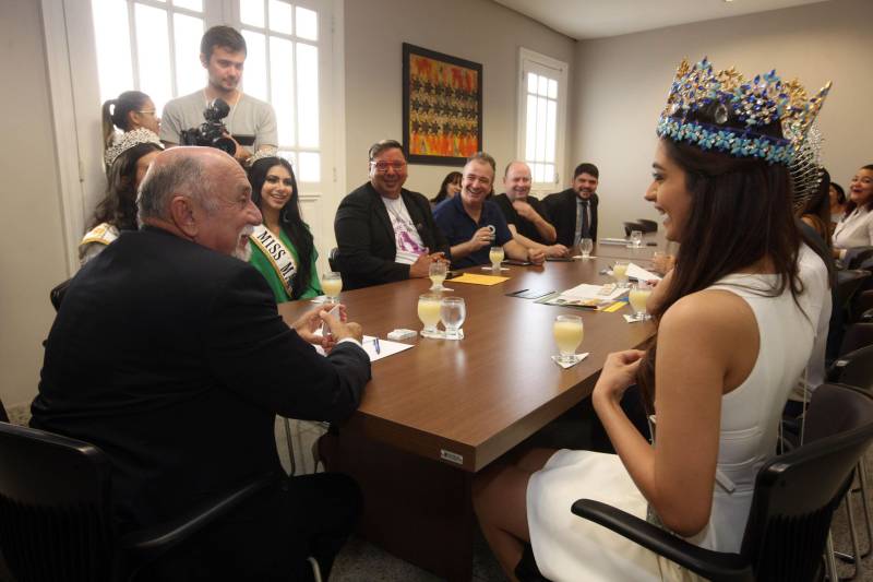 Há seis anos, o combate à hanseníase é a causa escolhida pela organização do Concurso Miss Mundo para ser trabalhada pelas eleitas no certame de beleza. A atual dona da coroa, a indiana Manushi Chhillar, e a atual Miss Brasil Mundo, Gabrielle Vilela, foram recebidas na manhã desta sexta-feira (20), em agenda institucional, pelo governador Simão Jatene (foto) e o secretário de Estado de Saúde Pública, Vitor Mateus. A comitiva está em Belém para a promoção de ações sociais de combate à doença. O encontro ocorreu no Palácio do Governo, na capital paraense. A programação do “Beleza com Propósito” no Brasil integra encontros com governantes e autoridades de outros Estados da Federação. Durante a semana, a comitiva foi recebida em São Paulo, no Palácio dos Bandeirantes, onde deu início à campanha do agasalho. Também foi a Brasília apoiar a Associação de Pais e Amigos dos Excepcionais do Distrito Federal (Apae-DF), sendo recebida pelo governador do Distrito Federal, Rodrigo Rollemberg.
FOTO: SIDNEY OLIVEIRA / AG. PARÁ
DATA: 20.04.2018
BELÉM - PARÁ <div class='credito_fotos'>Foto: Sidney Oliveira/Ag. Pará | <a href='/midias/2018/originais/a978828d-c134-42e1-8168-5f640ab64d16.jpg' download><i class='fa-solid fa-download'></i> Download</a></div>