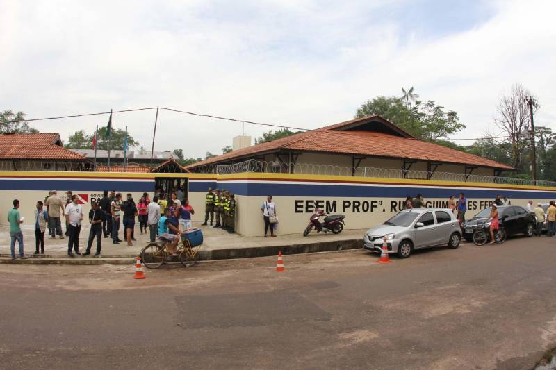 Um painel, no pátio da Escola Estadual de Ensino Médio Ruth Guimarães Ferreira, no distrito de Murinim, em Benevides, mostra 16 alunos da unidade aprovados nos últimos vestibulares. Desses, 12 irão estudar na Universidade Federal do Pará (UFPA). São os primeiros resultados de um processo que começou há nove meses, quando a escola entrou em reforma e ampliação. A nova “Ruth Guimarães Ferreira” foi entregue oficialmente nesta segunda-feira, 26, pelo governador Simão Jatene. Reformada e ampliada, a escola tem agora seis salas de aula; quatro laboratórios (multiuso, multidisciplinar, informática e de leitura); cozinha; refeitório e dispensa; quadra poliesportiva, vestiários feminino e masculino; área de convivência; sala para Atendimento Educacional Especializado (AEE) e acessos para pessoas com deficiência. Espaços de sobra para seus 892 alunos, distribuídos em três turnos do Ensino Médio. A obra custou R$ 2,446 milhões.
FOTO: CRISTINO MARTINS / AG. PARÁ
DATA: 26.03.2018
BENEVIDES - PARÁ <div class='credito_fotos'>Foto: Cristino Martins/Ag. Pará | <a href='/midias/2018/originais/a97a2836-b76e-436f-8917-c3ad6d7be429.jpg' download><i class='fa-solid fa-download'></i> Download</a></div>