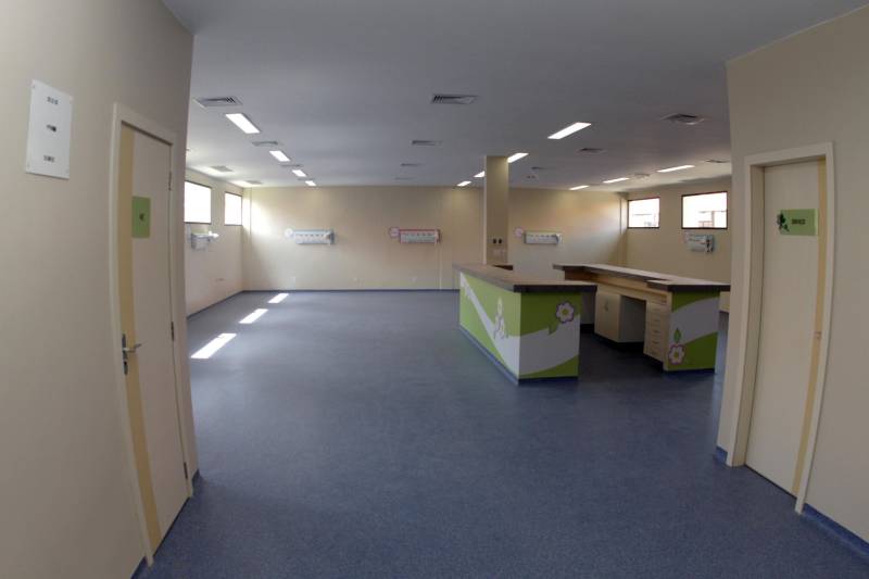 A Pró-Saúde Associação Beneficente de Assistência Social e Hospitalar abriu 322 vagas, em diversas áreas, para contratar a equipe que vai trabalhar no Hospital Materno Infantil, em Barcarena. Todos os cargos possuem disponibilidade para pessoas com deficiência (PCD), observando-se, obrigatoriamente, os critérios descritos em edital, conforme legislação vigente.
FOTO: CRISTINO MARTINS / AG. PARÁ
DATA: 04.01.2018
BARCARENA - PARÁ <div class='credito_fotos'>Foto: Agência Pará | <a href='/midias/2018/originais/a97c087d-366d-4ddb-bb4a-9b60aad7ed80.jpg' download><i class='fa-solid fa-download'></i> Download</a></div>