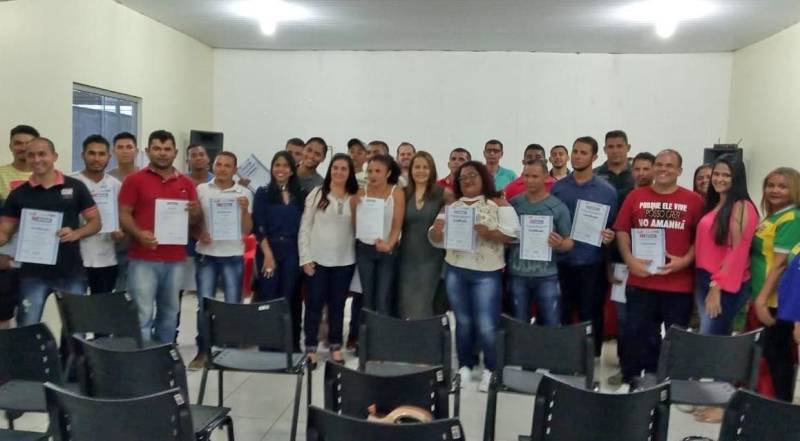 A noite da última terça-feira (11), foi de festa para os 32 concluintes do primeiro Curso Técnico de Açúcar e Álcool do Pará (foto). Ocorrido em Ulianópolis, no sudeste do estado, o curso foi ofertado por meio do Programa Pará Profissional, coordenado pela Secretaria de Ciência, Tecnologia e Educação Profissional e Tecnológica (Sectet), com o objetivo de atender a demanda por mão de obra no setor de produção sucroalcooleira do município.

FOTO: ASCOM / SECTET
DATA: 12.12.2018
ULIANÓPOLIS - PARÁ <div class='credito_fotos'>Foto: Ascom Sectet   |   <a href='/midias/2018/originais/a984c3e1-0573-452d-8e5e-ce6410b0a228.jpg' download><i class='fa-solid fa-download'></i> Download</a></div>
