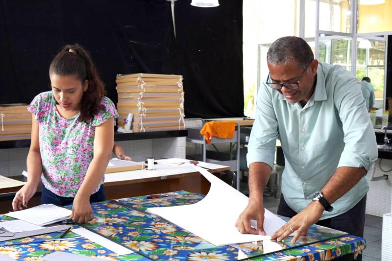 A biblioteca Arthur Vianna, da Fundação Cultural do Pará, encerrou sua última oficina de Conservação e Acondicionamento de Jornais Antigos de 2018. Ao todo foram cinco meses de oficina e aproximadamente 400 volumes de jornais conservados. A proposta dessa oficina é a higienização e conservação dos jornais antigos para que os mesmos sejam posteriormente microfilmados e os usuários da biblioteca possam ter acesso a eles facilmente, sem o risco de danificar as páginas dos jornais, que são tão antigos que podem chegar a duzentos anos.

FOTO: ASCOM FCP
DATA: 30.11.2018
BELÉM - PARÁ <div class='credito_fotos'>Foto: ASCOM FCP   |   <a href='/midias/2018/originais/a988bd96-07ef-4308-af2d-bc2a48307447.jpg' download><i class='fa-solid fa-download'></i> Download</a></div>