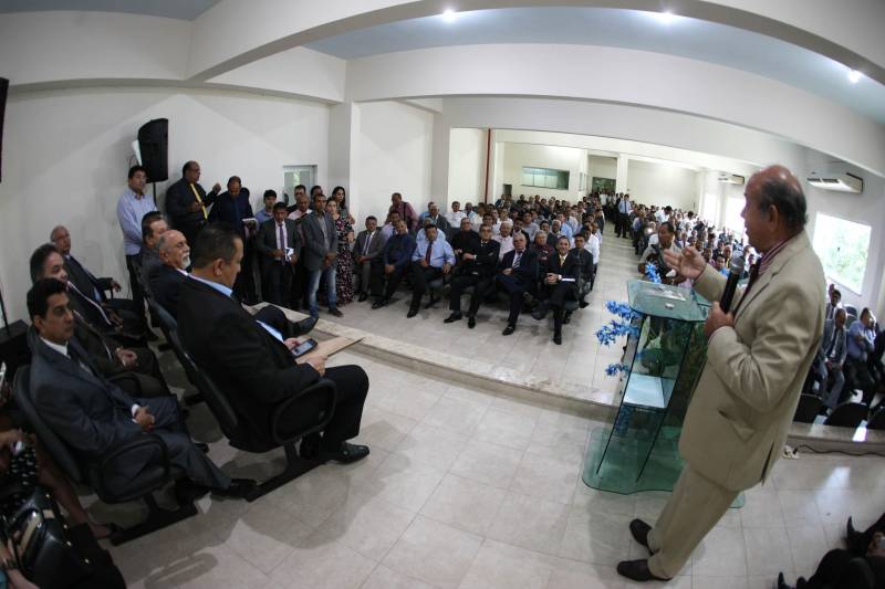O governador Simão Jatene participou da reunião de lideranças da Assembleia de Deus, no Pará. A presença dele atendeu a um convite feito pela Convenção Interestadual de Ministros e Igrejas Evangélicas Assembleias de Deus no Estado do Pará (Comieadepa). Acompanhado do presidente da Assembleia Legislativa do Estado do Pará (Alepa), Márcio Miranda e do deputado estadual, Olival Marques. Na foto, o presidente da Comieadepa, pastor Gilberto Marques.
FOTO: ANTONIO SILVA / AG. PARÁ
DATA: 28.03.2018
BELÉM - PARÁ <div class='credito_fotos'>Foto: Antônio Silva/Ag. Pará | <a href='/midias/2018/originais/a994a9f3-ea6a-4b29-a0fe-1cd2325ce6c3.jpg' download><i class='fa-solid fa-download'></i> Download</a></div>