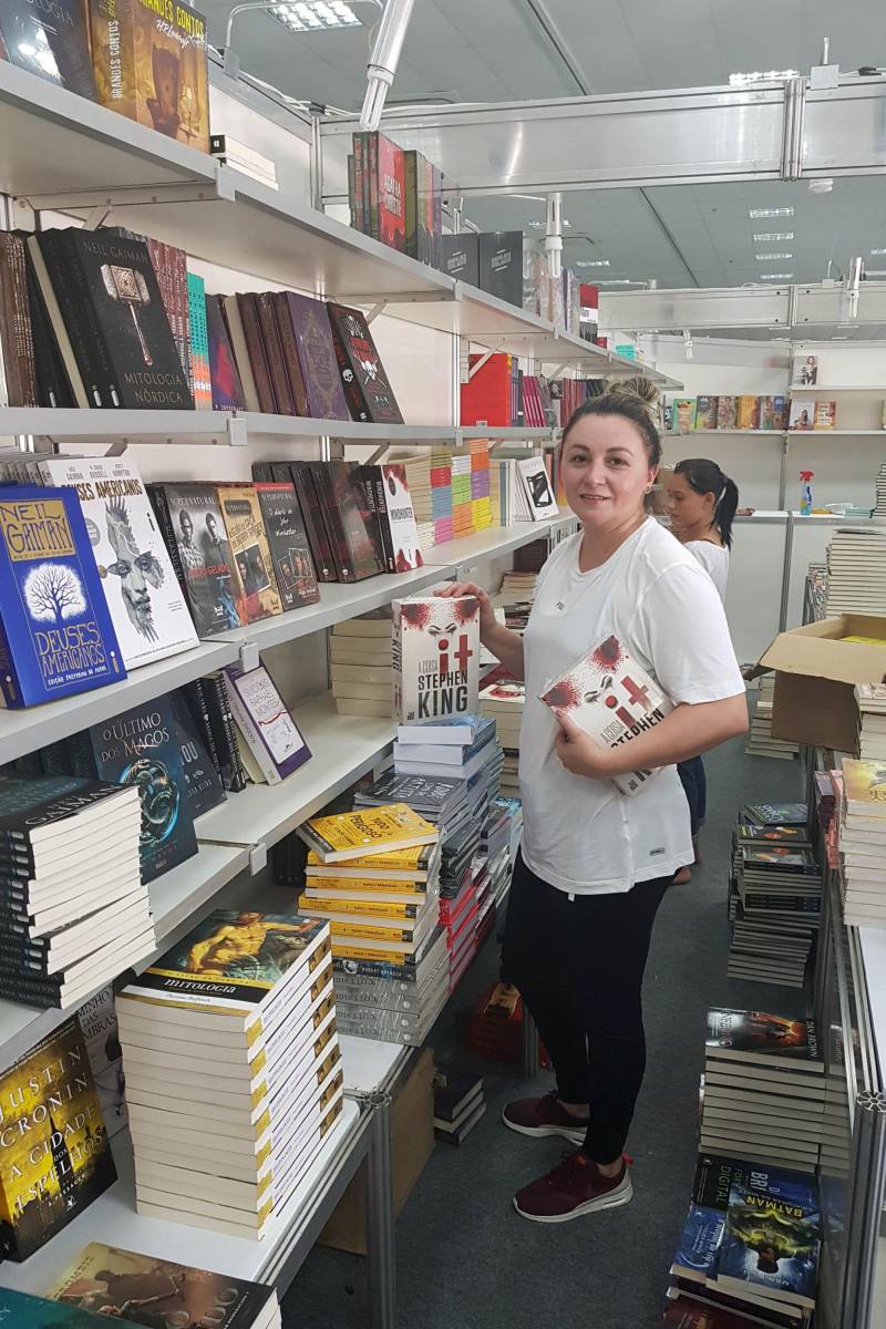 O Salão terá 32 estandes (19 do Pará e 13 de outros estados) e cerca de 100 editoras. Entre as livrarias está a Selecta Livros, de São Paulo, que vai oferecer quase 8 mil publicações. A gerente Deia Farias (foto) explicou que tem livros para todos os públicos.
FOTO: ASCOM CRGSP
DATA: 26.04.2018
MARABÁ - PARÁ <div class='credito_fotos'>Foto: ASCOM CRGSP | <a href='/midias/2018/originais/a99a72e2-3ec8-425c-b6f8-3a17a2123747.jpg' download><i class='fa-solid fa-download'></i> Download</a></div>