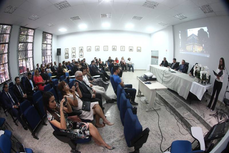 O procurador-geral do Estado, Ophir Cavalcante Junior, deu posse, na tarde da última segunda-feira (26), a seis novos procuradores do Estado, aprovados no 20º concurso público da Procuradoria Geral do Estado (PGE). O evento ocorreu no auditório do prédio-sede da instituição, em Batista Campos, Belém. Foram empossados Idemar Cordeiro Peracchi, Edson dos Santos Matoso, Ducival Carvalho Pereira Júnior, Giulliane Pinheiro Corrêa de Lima, Jobson de Oliveira Pereira e Arthur Marcel Batista Gomes. A cerimônia teve a presença do procurador-geral adjunto, Henrique Nobre Reis, do corregedor-geral da PGE, Paulo de Tarso Dias Klautau Filho, do presidente da Associação dos Procuradores do Estado, Ary Lima Cavalcanti, e de diversos procuradores do Estado, familiares e amigos dos empossados.
FOTO: THIAGO GOMES / AG. PARÁ
DATA: 27.03.2018
BELÉM - PARÁ <div class='credito_fotos'>Foto: Thiago Gomes /Ag. Pará | <a href='/midias/2018/originais/a99bbcf5-65bc-4307-868e-6d5fea0f2548.jpg' download><i class='fa-solid fa-download'></i> Download</a></div>