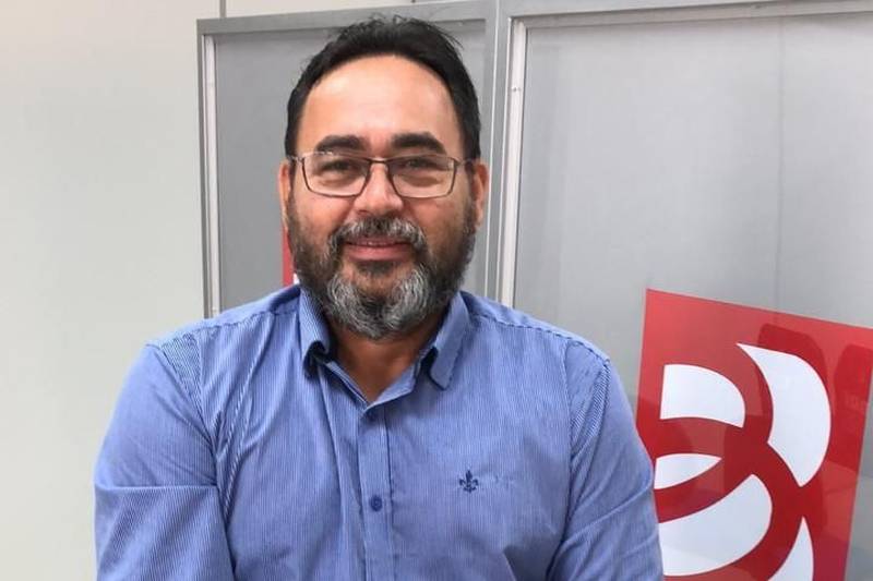 As novas instalações da agência Salvaterra, entregues na manhã desta segunda-feira (5), já estão em pleno funcionamento no município localizado na ilha do Marajó. Na foto, Ailton Dias, cliente do Banpará há mais de 35 anos.
FOTO: ASCOM BANPARÁ
DATA: 05.11.2018
SALVATERRA - PARÁ <div class='credito_fotos'>Foto: Ascom Banpará | <a href='/midias/2018/originais/a9a8f722-3a27-4cf6-80fc-5bab598b9ec9.jpg' download><i class='fa-solid fa-download'></i> Download</a></div>