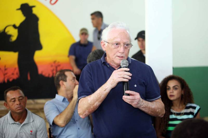 O governo do Pará dá seguimento às ações de reconhecimento de propriedade de terras em todas as regiões do Estado com a entrega, na manhã desta sexta-feira (16), de 124 títulos para pequenos produtores rurais do município de Bujaru, no nordeste paraense. A cerimônia, realizada no Sindicato de Produtores Rurais do município, foi conduzida pelo governador Simão Jatene e contou com a presença de secretários de Estado, parlamentares, prefeitos e autoridades da região. Os documentos expedidos pelo Instituto de Terras do Pará (Iterpa) vão atender famílias que residem em 15 comunidades do município, entre elas a Jutai, Igarapezinho, Jabatiteua, Guajará-Miri, Guajará-Açu, Ramal do Puxador, Ramal do Caiti, Santa Maria, São Luiz, Cajuíra, entre outras localizadas ao longo da Rodovia PA-140, totalizando mais de 6 mil hectares de áreas tituladas. Na foto, o presidente do Iterpa, Daniel Lopes.
FOTO: THIAGO GOMES / AG PARÁ
DATA: 16.02.2018
BUJARÚ - PARÁ <div class='credito_fotos'>Foto: Thiago Gomes /Ag. Pará | <a href='/midias/2018/originais/a9b38e5a-e45c-4115-ae22-0e876e3689b4.jpg' download><i class='fa-solid fa-download'></i> Download</a></div>