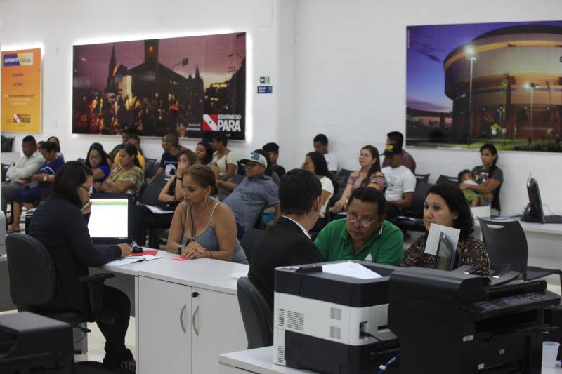 Um lugar que disponibiliza a prestação de vários serviços públicos em um único ambiente, oferecendo atendimento ágil, eficiente e de qualidade. Assim é a Estação Cidadania (foto) que chega ao final deste ano de 2018 com oito postos de atendimento, distribuídos em Belém, Icoaraci, Ananindeua, Marabá, Santarém e Parauapebas. Instituído através do Decreto 153 de 05/07/2011, a Estação Cidadania integra 32 órgãos na prestação de serviços ao cidadão. É possível tirar carteira de identidade, pagar diversas contas, negociar dívidas e até doar sangue, entre outros. O gerenciamento, implantação, instalação, funcionamento e a coordenação do Serviço de Atendimento à População “ESTAÇÃO CIDADANIA” são de responsabilidade da Secretaria de Estado de Administração – SEAD.  Desde 2011 as Estações Cidadania já realizaram mais de 3,1 milhões de atendimentos.

FOTO: SIDNEY OLIVEIRA / AG. PARÁ
DATA: 26.11.2018
BELÉM - PARÁ <div class='credito_fotos'>Foto: Sidney Oliveira/Ag. Pará   |   <a href='/midias/2018/originais/a9b7928e-db81-4eca-b0cb-b05da02e2c28.jpg' download><i class='fa-solid fa-download'></i> Download</a></div>