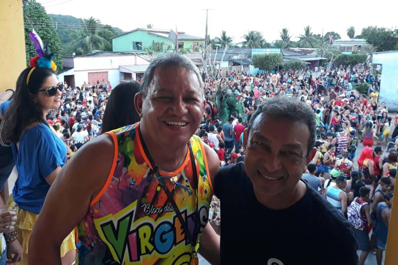 Tradição, história e simbolismo. Assim é a festa do Carnapauxis, realizado todos os anos no município de Óbidos, na região Oeste. O carnaval obidense é patrimônio cultural do estado do Pará e foi construído com identidade própria por meio de figuras e personagens históricos. A programação oficial iniciou na última quarta-feira (7), e prossegue até a quarta-feira de cinzas (14). Assim como a colonização de Óbidos, o Carnapauxis tem traços da origem portuguesa, principalmente por conta das alegorias e das máscaras. Esse adereço é símbolo do carnaval, através do Mascarado Fobó, onde as pessoas se vestem com um macacão colorido bem folgado, que chamam de "dominó", máscaras de papelão, feitas por alguns artesãos da cidade e capacete feito de cartolina e tiras de papel colorido, bexiga de boi, apito e pó. Na foto, o prefeito de Óbidos, Chico Alfaia (d).
FOTO: SAMUEL ALVARENGA / SECOM
DATA: 11.02.2018
ÓBIDOS - PARÁ <div class='credito_fotos'>Foto: Samuel Alvarenga / Secom | <a href='/midias/2018/originais/a9bce0a9-741a-447d-ad46-b386725fd730.jpg' download><i class='fa-solid fa-download'></i> Download</a></div>
