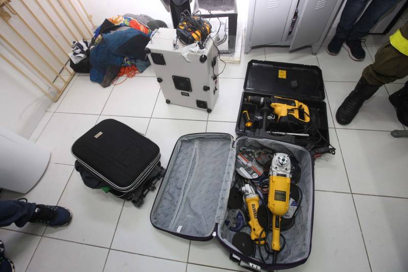 Na manhã desta quinta-feira, 3, policiais rodoviários recusaram receber a quantia de R$50 mil de um jovem que viajava pela Alça Viária. O homem portava nas bagagens, furadeiras, uma maquita e um aparelho bloqueador de alarmes e sinais, que de acordo com a Polícia Rodoviária Estadual (PRE) são objetos utilizados para arrombar agências bancárias e caixas eletrônicos. Identificado como Riquelme Eduardo da Costa, 18, o homem afirmou aos policiais que desembarcaria na BR-316 e seguiria até o município de Castanhal para entregar os objetos, mas quando percebeu que ficaria preso, ofereceu R$50 mil ao sargento João Amâncio da PRE na tentativa de continuar a viagem. Riquelme informou que em poucos minutos o dinheiro chegaria até os policiais, mas o grupo recusou o pagamento da propina e o prendeu em flagrante.
FOTO: SIDNEY OLIVEIRA / AG. PARÁ
DATA: 03.05.2018
BELÉM - PARÁ <div class='credito_fotos'>Foto: Sidney Oliveira/Ag. Pará | <a href='/midias/2018/originais/a9be33c7-4a89-464a-ae3c-f615e0e4602c.jpg' download><i class='fa-solid fa-download'></i> Download</a></div>