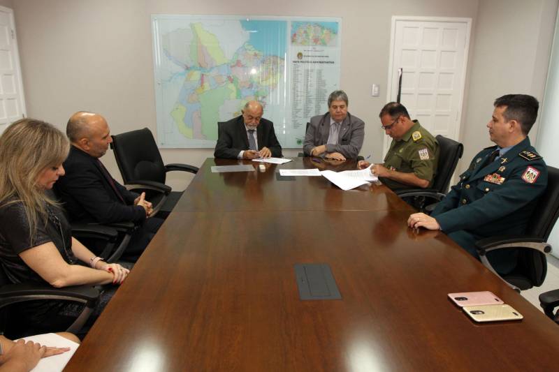 Mais de cem policiais militares devem reforçar a segurança nos fóruns do interior do estado a partir do ano que vem. Os policiais vão substituir o atual efetivo de segurança armada, hoje composto por funcionários terceirizados ligados a empresas particulares. Um termo de cooperação foi assinado entre o governo estadual e o Tribunal de Justiça do Estado na manhã desta terça-feira, 17, no Palácio do Governo. 

FOTO: CRISTINO MARTINS / AG. PARÁ
DATA: 17.12.2018
BELÉM - PARÁ <div class='credito_fotos'>Foto: Cristino Martins/Ag. Pará   |   <a href='/midias/2018/originais/a9c2845c-9147-42bf-9a20-45ff6b5217e3.jpg' download><i class='fa-solid fa-download'></i> Download</a></div>