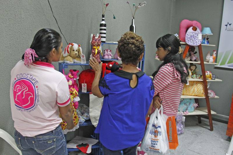 As detentas do Centro de Recuperação Feminino (CRF), em Ananindeua, e que fazem parte da Cooperativa Social de Trabalho Arte Feminina Empreendedora (Coostafe) - primeira formada exclusivamente por mulheres presas no Brasil -, ganharam nova oportunidade para vender os produtos produzidos e expandir o negócio, que começou dentro da unidade prisional há cerca de quatro anos. Uma parceria entre a Superintendência do Sistema Penitenciário do Estado (Susipe) e a Associação dos Distribuidores Atacadistas do Estado do Pará (Adapa), viabilizou espaço dentro de um shopping center de Ananindeua, para venda dos trabalhos produzidos na cooperativa com o Amigos do Meio Ambiente (AMA), projeto de sustentabilidade socioambiental. Duas detentas vão diariamente ao local fazer a venda dos produtos, acompanhadas de uma agente penitenciária da Susipe. Lá, estão expostos todo o artesanato feito por elas, inclusive com material reciclável, transformando o lixo em artigos de luxo.
FOTO: AKIRA ONUMA / ASCOM SUSIPE
DATA: 23.04.2018
BELÉM - PARÁ <div class='credito_fotos'>Foto: Akira Onuma / Ascom Susipe | <a href='/midias/2018/originais/a9c4f7b1-1aee-47a8-8fac-b96374a6b3a7.jpg' download><i class='fa-solid fa-download'></i> Download</a></div>