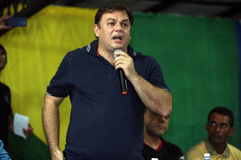 O município de São Francisco do Pará recebeu, neste sábado (30), uma ordem de serviço para o asfaltamento de 5 quilômetros de suas ruas, um investimento de quase R$ 2 milhões. A ação é uma realização do Governo do Estado, por meio da Secretaria de Estado de Desenvolvimento Urbano e Obras Públicas (Sedop), e tem a parceria da Assembleia Legislativa do Estado (Alepa) e da prefeitura do município beneficiado. O evento de entrega ocorreu de 18h às 20h, no Centro de Referência e Assistência Social (Cras) da cidade. A iniciativa faz parte de uma ação maior, já realizada em Viseu, Augusto Corrêa, Tracuateua, Bonito, Floresta do Araguaia, Curionópolis, São João da Ponta, Curuçá, Terra Alta, Sapucaia, Redenção, Capanema, Bragança, São Domingos do Capim e outros municípios. Nos 14 municípios citados, foram destinados mais de R$ 42 milhões para a pavimentação asfáltica em cerca de 95 quilômetros. Na foto, o deputado estadual Milton Campos.
FOTO: SIDNEY OLIVEIRA / AG. PARÁ
DATA: 30.06.2018
SÃO FRANCISCO - PARÁ <div class='credito_fotos'>Foto: Sidney Oliveira/Ag. Pará | <a href='/midias/2018/originais/a9c61213-71f2-46c4-afee-6ddaf1e0070b.jpg' download><i class='fa-solid fa-download'></i> Download</a></div>