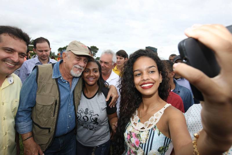 Onze municípios do sul e sudeste paraense recebem recursos do Estado para recuperar ruas e vicinais atingidas pelas enchentes e fortes chuvas que caem na região. Em agenda oficial nesta sexta-feira (6), o governador Simão Jatene (foto) assinou, pela manhã, no Parque de Exposições Valeu Boi Leilões, em Rio Maria, os convênios que garantem o repasse de cerca de R$ 4 milhões. As obras de caráter emergencial serão executadas pelas prefeituras em parceria com a Secretaria de Estado de Transportes (Setran). O objetivo é recuperar a trafegabilidade nessas localidades e assegurar o direito de ir e vir da população. Na manhã desta sexta, foram assinados nove convênios, com os municípios de Redenção, Pau D’Arco, São Félix do Xingu, Santa Maria das Barreiras, Tucumã, Água Azul do Norte, Xinguara, Bannach e Rio Maria. Além da Setran, participam da ação o Centro Regional de Governo do Sudeste do Pará e a Defesa Civil. “O valor do investimento em cada município vai depender da necessidade verificada pelas equipes do Estado e das prefeituras. O recurso não será usado para reconstruir vias, mas para restabelecer a trafegabilidade”, disse o secretário de Transportes, Kléber Menezes.
FOTO: ANTÔNIO SILVA / AG. PARÁ
DATA: 06.04.2018
RIO MARIA - PARÁ <div class='credito_fotos'>Foto: Antônio Silva/Ag. Pará | <a href='/midias/2018/originais/a9c8a946-9f07-44fa-90e4-119676eab701.jpg' download><i class='fa-solid fa-download'></i> Download</a></div>