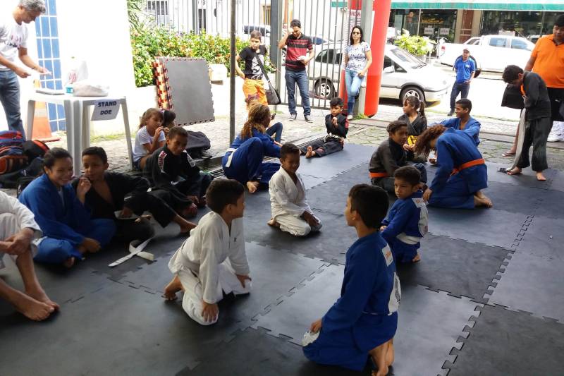 A abertura da Campanha da Copa, promovida pela Fundação Centro de Hemoterapia e Hematologia do Pará (Hemopa), neste sábado (9), foi marcada por alegria, descontração, apresentação cultural, comemoração de aniversário, prestação de serviços de saúde e até demonstração de jiu-jitsu.
FOTO: ASCOM HEMOPA
DATA: 09.06.2018
BELÉM - PARÁ <div class='credito_fotos'>Foto: Ascom Hemopa | <a href='/midias/2018/originais/a9cefd3e-44ca-4a1a-beeb-cfac961a8851.jpg' download><i class='fa-solid fa-download'></i> Download</a></div>
