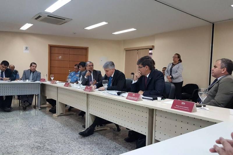 Representantes do Sistema de Segurança Pública do Pará e da Procuradoria Geral de Justiça do Ministério Público Estadual estiveram reunidos, na manhã desta sexta-feira, 16, para dialogar sobre as estratégias que serão implementadas para intensificar a segurança pública no estado. A reunião ocorreu na sede do Ministério Público Estadual. Na foto, o titular a Secretaria de Estado de Segurança Pública, Luiz Fernandes (falando).
FOTO: ASCOM MPE
DATA: 16.03.2018
BELÉM - PARÁ <div class='credito_fotos'>Foto: ASCOM / MPE | <a href='/midias/2018/originais/a9d510da-0748-4418-a02f-60d44011f02f.jpg' download><i class='fa-solid fa-download'></i> Download</a></div>