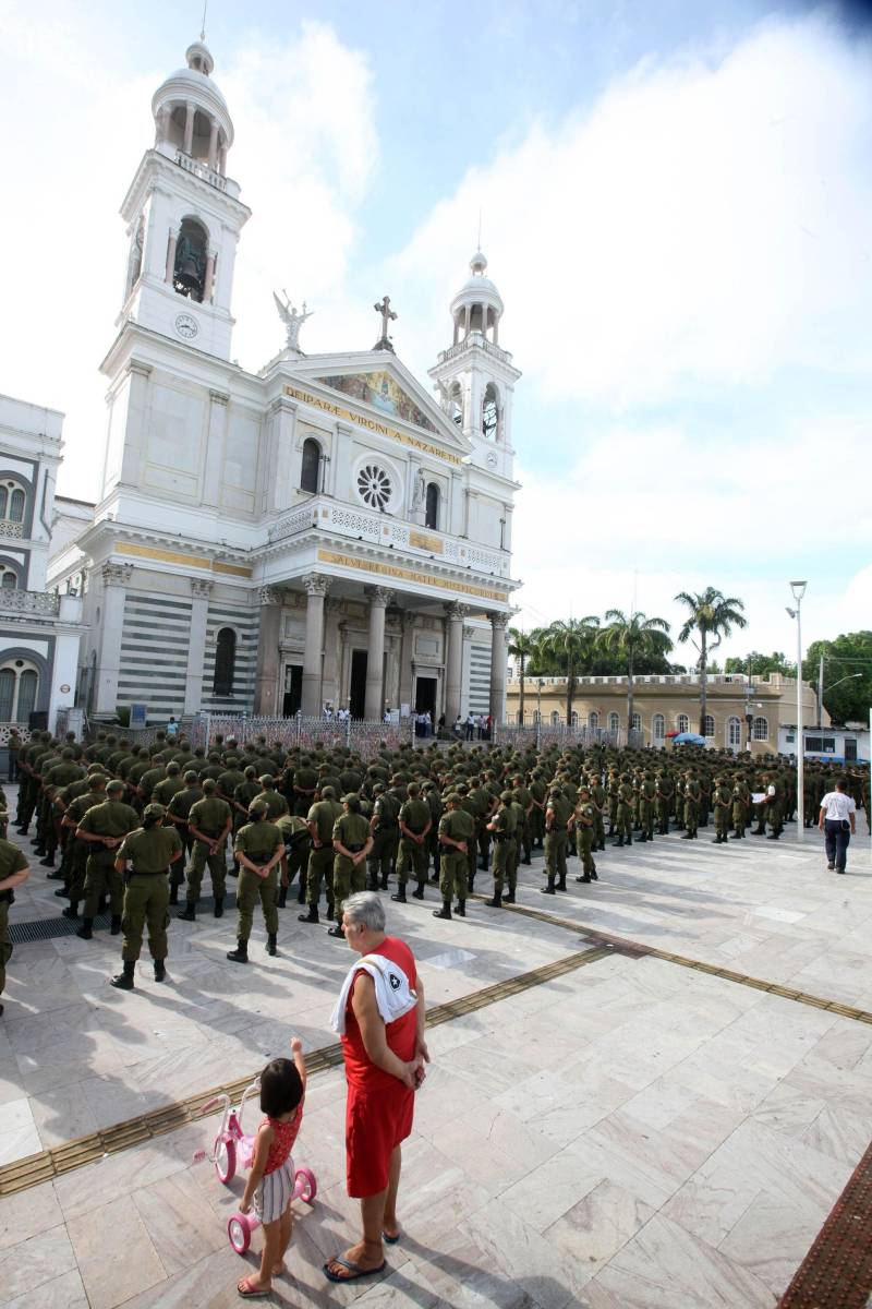 Cerca de 2 mil alunos do curso de formação de praças da Polícia Militar cumprem neste sábado (12) uma etapa importante da preparação: eles saem pela primeira vez às ruas, no estágio supervisionado, para vivenciar situações reais da carreira e, ao mesmo tempo, reforçar o policiamento ostensivo. Em Belém, cerca de 500 homens e mulheres se concentraram na Praça Santuário, em frente à Basílica de Nazaré, e saíram, em seguida, para diversos pontos da capital. A ação faz parte do pacote de medidas de combate à criminalidade e reforço da segurança pública anunciado pelo Governo do Estado.
FOTO: SIDNEY OLIVEIRA / AG. PARÁ
DATA: 12.05.2018
BELÉM - PARÁ <div class='credito_fotos'>Foto: Sidney Oliveira/Ag. Pará | <a href='/midias/2018/originais/a9d83c8b-8de6-4cdf-9759-d7adf5fa3687.jpg' download><i class='fa-solid fa-download'></i> Download</a></div>