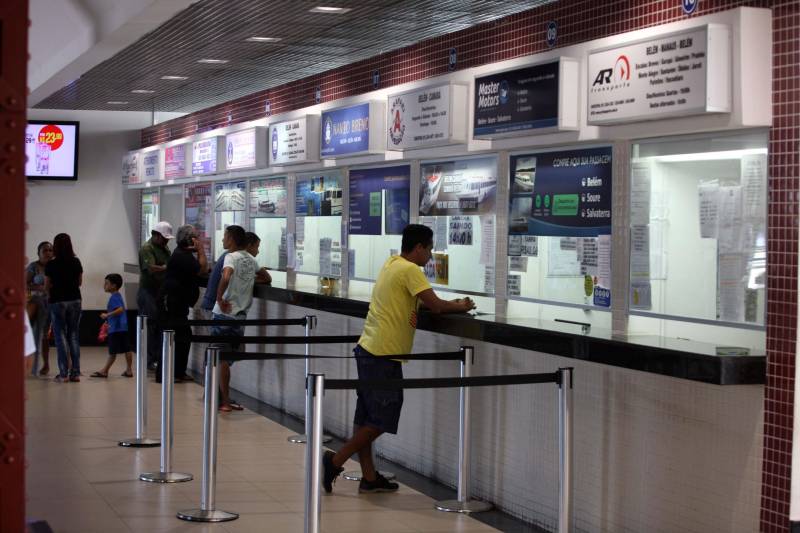 Quem utiliza o Terminal Hidroviário do Porto de Belém “Luiz Rebelo Neto”, seja para chegar ou sair da capital paraense por meio dos rios, há quatro anos sente uma grande diferença ao comparar o local com os demais portos existentes na cidade.
FOTO: SIDNEY OLIVEIRA / AG. PARÁ
DATA: 23.05.2018
BELÉM - PARÁ <div class='credito_fotos'>Foto: Sidney Oliveira/Ag. Pará | <a href='/midias/2018/originais/a9d928cd-1d58-48a9-9be1-10860bb72d36.jpg' download><i class='fa-solid fa-download'></i> Download</a></div>