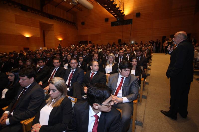 Para o governador Simão Jatene (foto), todos os nomeados podem se considerar – a partir do momento em que optaram por um concurso público no Pará – paraenses, “pois vão ajudar a construir o estado”. “Vocês terão a grata oportunidade de conhecer o estado pelo seu interior, o que é extremamente enriquecedor”, disse o governador. “Mas, preparem-se, pois terão poucos aplausos nos acertos e muitas e severas críticas ao menor erro”. Sobre o concurso e a posse dos novos delegados, Jatene disse que “mais um desafio foi vencido, que é o de ter um delegado para cada município”. “É mais um passo no sentido de combater a violência e melhorar os índices da segurança pública, o que nós fazemos mesmo com a crise que ainda assola o país”, disse o governador. “Enquanto existir essa vontade coletiva, unindo governo e sociedade, vamos vencer mais desafios, em todas as áreas”, concluiu Simão Jatene.
FOTO: SYDNEY OLIVEIRA / AG. PARÁ
DATA: 26.02.2018
BELÉM - PARÁ <div class='credito_fotos'>Foto: Sidney Oliveira/Ag. Pará | <a href='/midias/2018/originais/a9e698e1-be2a-481a-a62e-c01fdfb69f4d.jpg' download><i class='fa-solid fa-download'></i> Download</a></div>