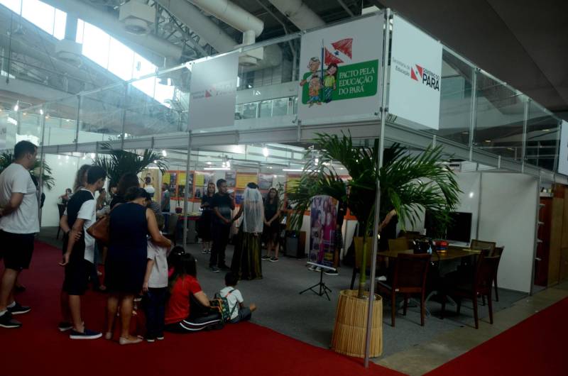 O estande da Secretaria de Estado de Educação (Seduc) já está em pleno funcionamento na 22ª Feira Pan-Amazônica do Livro, no Hangar Convenções e Feiras da Amazônia, em Belém. A feira que abriu na manhã deste sábado (2) e faz homenagem ao país Colômbia.
FOTO: RAI PONTES / ASCOM SEDUC
DATA: 02.06.2018
BELÉM - PARÁ <div class='credito_fotos'>Foto: Rai Pontes/Ascom Seduc | <a href='/midias/2018/originais/a9eb3442-3ff9-4d50-a542-1e01fe28b96c.jpg' download><i class='fa-solid fa-download'></i> Download</a></div>
