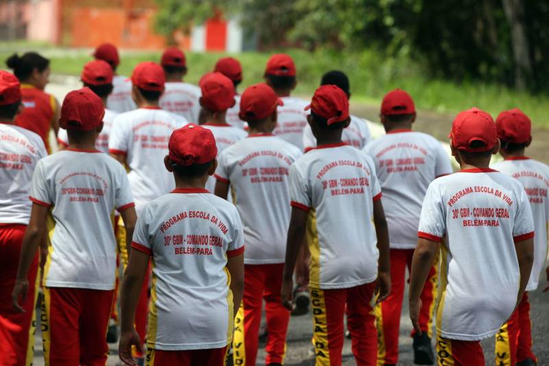 O Corpo de Bombeiros Militar do Pará também atua com um projeto de responsabilidade social que oferece perspectivas às crianças e adolescentes. O “Escola da Vida” começou no quartel da Cremação em 1993, com apenas 20 alunos. Hoje, alcança 3.200 alunos matriculados e distribuídos em 25 polos pelo Estado. Mais de 25 mil crianças já passaram pelo projeto que oferece informações, orientações, treinamento, educação e base de apoio para a formação do cidadão. Dos 25 polos do Projeto Escola da Vida, cinco estão em Belém, nos bairros da Cremação e Val de Cans, além de Icoaraci, Outeiro e Mosqueiro, funcionando dentro dos quartéis.
FOTO: SIDNEY OLIVEIRA / AG. PARÁ
DATA: 11.05.2018
BELÉM - PARÁ <div class='credito_fotos'>Foto: Sidney Oliveira/Ag. Pará | <a href='/midias/2018/originais/a9ed7f5c-9111-47e6-a625-6cf21990d211.jpg' download><i class='fa-solid fa-download'></i> Download</a></div>
