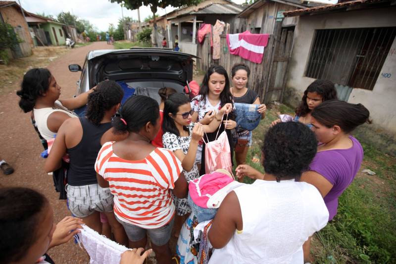 Passados dois dias da enxurrada que destruiu casas e obrigou pessoas a saírem de seus locais de moradia em Paragominas, Governo do Estado e Prefeitura continuam os trabalhos para atender as famílias afetadas, reconstruir o que ficou destruído e restabelecer a situação de normalidade no município. Desde a manhã da última quinta-feira (12), equipes da Defesa Civil intensificam as ações nos bairros atingidos.
FOTO: SIDNEY OLIVEIRA / AG. PARÁ
DATA: 14.04.2018
PARAGOMINAS - PARÁ <div class='credito_fotos'>Foto: Sidney Oliveira/Ag. Pará | <a href='/midias/2018/originais/a9f40430-97d7-40d6-8de9-c0c361492737.jpg' download><i class='fa-solid fa-download'></i> Download</a></div>