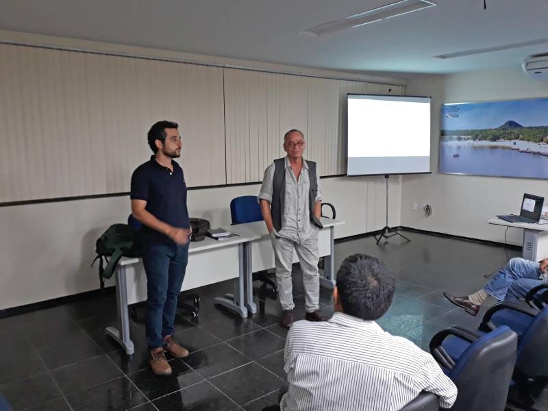 Representantes do Programa das Nações Unidas para Assentamentos Humanos (ONU-HABITAT) reuniram-se nesta segunda feira (23), no Centro de Governo do Baixo Amazonas, com sede em Santarém, para apresentar à equipe as ferramentas para o fortalecimento do modelo de Governança Pública Compartilhada, implantado pelo Governo do Estado, a partir da instalação da nova estrutura regional administrativa, que abrange os municípios localizados no Baixo Amazonas e Tapajós. A ONU-Habitat está inserida no Programa Estratégico Pará Sustentável, projeto que tem como objetivo reduzir a pobreza e a desigualdade no Estado, alicerçado em três pilares: o "Pará 2030", voltado para as matrizes econômicas; o "Pará Social", destinado ao desenvolvimento familiar e inclusão social e o "Pará Ambiental", direcionado para a sustentabilidade e preservação do meio ambiente.
FOTO: SAMUEL ALVARENGA / SECOM
DATA: 23.04.2018
SANTARÉM - PARÁ <div class='credito_fotos'>Foto: Samuel Alvarenga / Secom | <a href='/midias/2018/originais/a9f58d87-20ed-4f69-8e24-8e590722415f.jpg' download><i class='fa-solid fa-download'></i> Download</a></div>