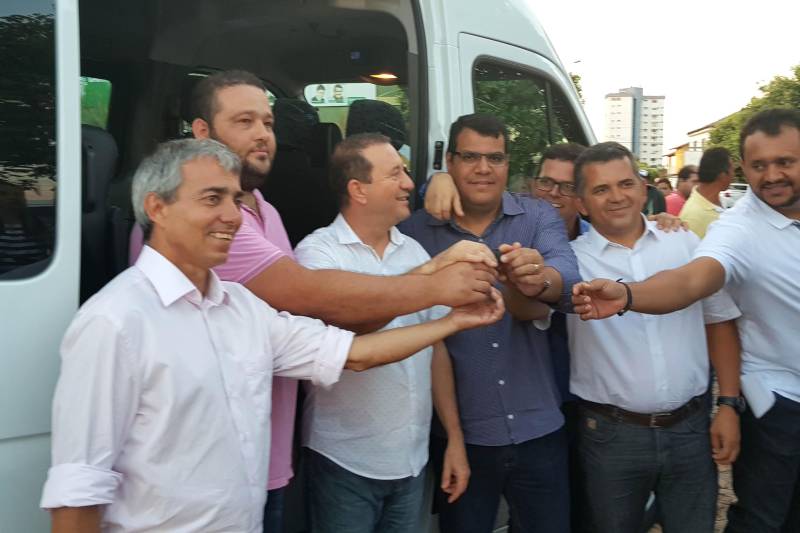Também foi entregue para a cidade de Redenção uma van para transporte de pacientes em tratamento de hemodiálise (foto), resultado de emenda parlamentar do deputado Márcio Miranda, no valor de R$ 170 mil, um compromisso que havia sido firmado com o presidente da Câmara Municipal, o vereador Leonardo da Saúde.
FOTO: ASCOM CRGSP
DATA: 20.05.2018
REDENÇÃO - PARÁ <div class='credito_fotos'>Foto: ASCOM CRGSP | <a href='/midias/2018/originais/a9f8b18d-8401-4d88-94fd-450108bb98ee.jpg' download><i class='fa-solid fa-download'></i> Download</a></div>