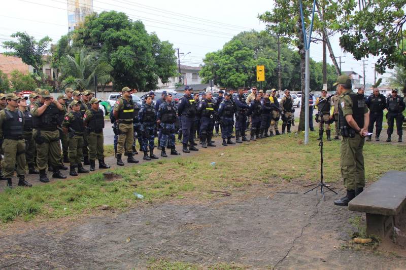 Nenhuma ocorrência grave foi registrada, no bairro do Tapanã, pelo Centro Integrado de Operações (CIOP) desde a última quinta-feira (11) até às 6h da manhã desta segunda-feira (19). Esse resultado se deve a ação integrada dos órgãos do Sistema de Segurança Pública do estado e município, chamada de “Operação Ocupação”. No total, foram utilizados 293 viaturas e 113 motos no reforço do policiamento. Para o coronel Marco Antônio Rocha, chefe do Departamento Geral de Operações da Polícia Militar, a “Ocupação Tapanã”, como foi batizada a operação no bairro do Tapanã, obteve números positivos devido ao comprometimento dos agentes envolvidos e à integração entre os órgãos de segurança.
FOTO: ASCOM / POLÍCIA MILITAR
DATA: 19.03.2018
BELÉM - PARÁ <div class='credito_fotos'>Foto: Ascom Polícia Militar | <a href='/midias/2018/originais/a9fa77d5-ebbb-40ef-8d14-35320116ce7d.jpg' download><i class='fa-solid fa-download'></i> Download</a></div>