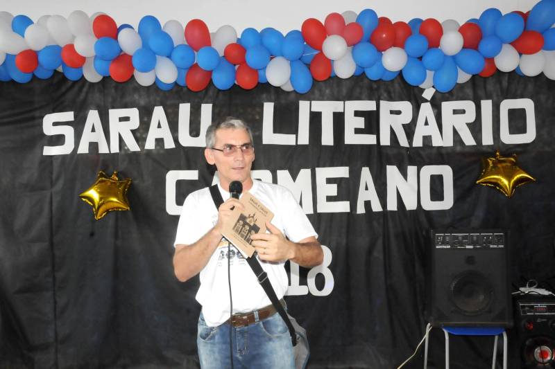 Alunos da Escola Estadual de Ensino Fundamental e Médio Nossa Senhora do Carmo, no bairro do Tapanã, em Belém, montaram um coletivo cultural para levar arte para dentro da escola, trazendo um novo olhar para a literatura fora dos livros. O escritor e cordelista paraense Jeová Barros (foto), mostrou um pouco do trabalho dele para os estudantes.
FOTO: FERNANDO NOBRE / ASCOM SEDUC
DATA: 17.05.2018
BELÉM - PARÁ <div class='credito_fotos'>Foto: FERNANDO NOBRE/ASCOM SEDUC | <a href='/midias/2018/originais/aa003206-b598-4bdd-8bfd-7b7b27006cec.jpg' download><i class='fa-solid fa-download'></i> Download</a></div>