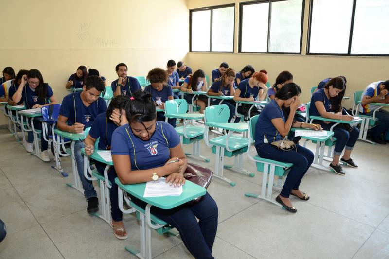 Com o propósito de elevar o índice de aprovação no ensino médio e no vestibular, os alunos da Escola Estadual Deodoro de Mendonça participaram do projeto “De olho no Enem”, uma ação do Projeto Jovens de Futuro (PJF). A primeira oficina, realizada nesta quarta-feira (18), contemplou o eixo de Ciências Humanas e suas Tecnologias. O projeto ocorre bimestralmente, até o final do ano, e vai atender 285 alunos do 3º ano do ensino médio e do técnico que estudam na escola. Idealizado pelos professores do ensino médio, o projeto realiza simulados que são somados às avaliações regulares. No primeiro momento, os alunos fazem o simulado referente à área de conhecimento seguindo o formato do Exame Nacional do Ensino Médio (Enem) e, no segundo momento, ocorre a correção comentada da prova no auditório da escola.
FOTO: FERNANDO NOBRE / ASCOM SEDUC
DATA: 18.04.2018
BELÉM - PARÁ <div class='credito_fotos'>Foto: FERNANDO NOBRE/ASCOM SEDUC | <a href='/midias/2018/originais/aa06170e-9c40-45c6-978d-51981db9242f.jpg' download><i class='fa-solid fa-download'></i> Download</a></div>
