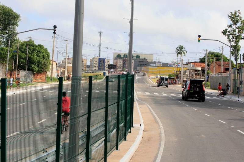 Com a meta de solucionar problemas na área de mobilidade urbana, o Núcleo de Gerenciamento de Transporte Metropolitano (NGTM) coordena a implantação de vários projetos, como a readequação das vias Tapanã e Yamada; o prolongamento da Avenida João Paulo II (foto) – já aberta ao tráfego; implantação do Bus Rapid Transit (BRT) Metropolitano e readequação das avenidas Júlio César e Pedro Álvares Cabral; além da Avenida Independência, já concluída, e da duplicação da Avenida Perimetral.
FOTO: SIDNEY OLIVEIRA / ARQUIVO AG. PARÁ
DATA: 30.10.2018
BELÉM - PARÁ
FOTO: ASCOM / NGTM
DATA: 30.10.2018
BELÉM - PARÁ <div class='credito_fotos'>Foto: Sidney Oliveira/Ag. Pará | <a href='/midias/2018/originais/aa08485d-1b73-449a-83df-be279a72f1bc.jpg' download><i class='fa-solid fa-download'></i> Download</a></div>