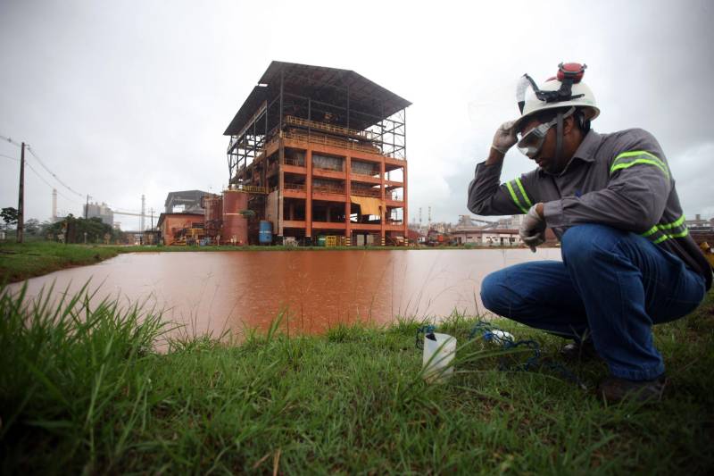 A Secretaria de Estado de Meio Ambiente e Sustentabilidade (Semas) notificou oficialmente a Hydro, na tarde desta terça-feira (27), por conta do não cumprimento do prazo de 48 horas dado na sexta-feira (23) pelo governo para que a empresa reduzisse os níveis das bacias de resíduos ao nível de, pelo menos, um metro, conforme determina a legislação ambiental. A notificação foi entregue por técnicos da Semas na sede da refinaria, em Barcarena, a 112 quilômetros de Belém. A determinação é que a produção seja reduzida pela metade.
FOTO: THIAGO GOMES / AG PARÁ
DATA: 27.02.2018
BARCARENA - PARÁ <div class='credito_fotos'>Foto: Thiago Gomes /Ag. Pará | <a href='/midias/2018/originais/aa094320-1459-4aa3-aeb7-3aebea7364b4.jpg' download><i class='fa-solid fa-download'></i> Download</a></div>