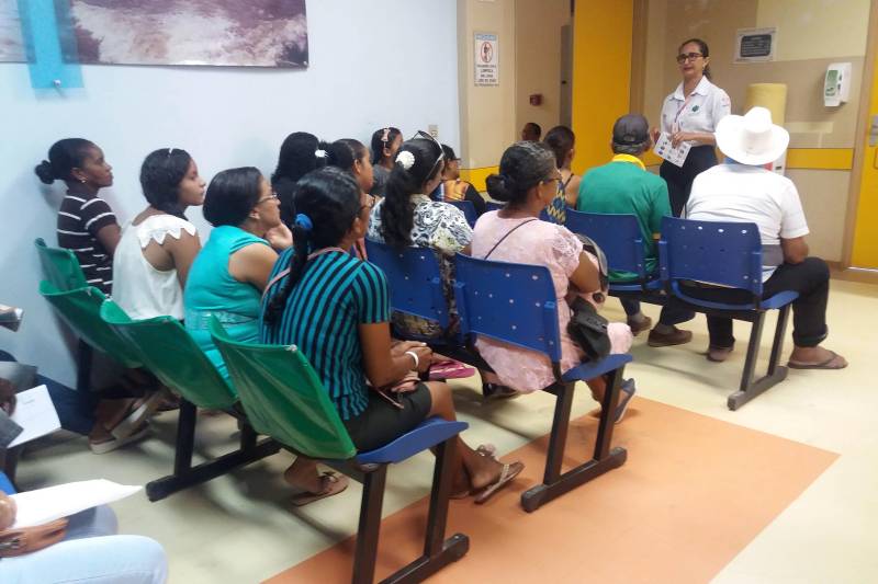 Durante as palestras, realizadas nas áreas de atendimento aos usuários, a pedagoga Ana Elizabett Gomes de Souza (foto), que coordena o Grupo de Trabalho de Humanização (GTH), enfatizou a importância de as mulheres, e seus companheiros, ficarem atentos a alguns sinais e sintomas que denunciam o câncer de colo de útero.
FOTO: ASCOM HGT
DATA: 27.03.2018
TAILÂNDIA - PARÁ <div class='credito_fotos'>Foto: ASCOM HGT TAILÂNDIA | <a href='/midias/2018/originais/aa1155ed-2ef1-4818-9d73-9bc83e2acd0d.jpg' download><i class='fa-solid fa-download'></i> Download</a></div>