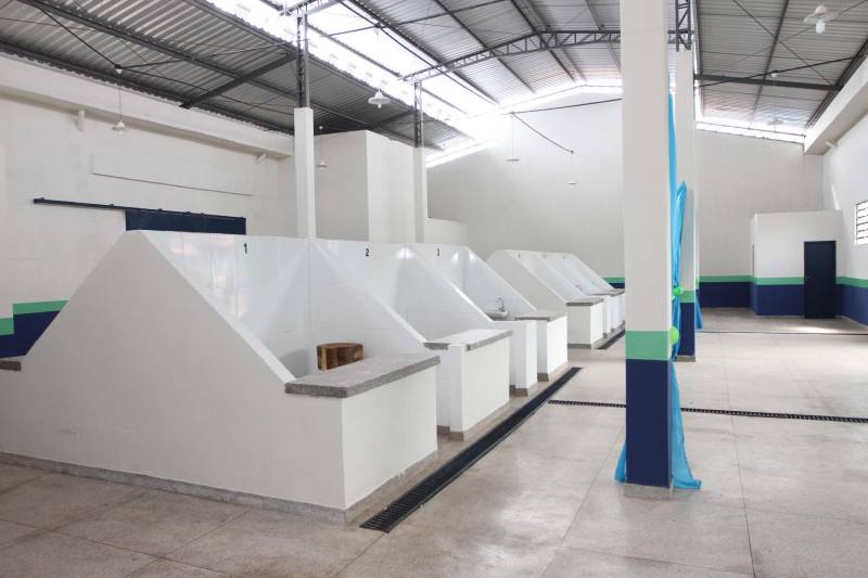 "Agora a população terá um lugar mais organizado, com mais higiene para comprar seu pescado e a sua carne. E pra gente que possui restaurante é melhor ainda, pois além da facilidade de adquirir os alimentos, o mercado também atrai clientes", comemorou Jaqueline Cardoso, 20 anos, que possui um ponto de venda de comidas em frente ao Mercado Municipal José Noronha Monteiro (foto), no distrito de Boa Vista, em Quatipuru, no nordeste paraense. O espaço foi entregue oficialmente à população nesta segunda-feira (19), assim como as obras de pavimentação asfáltica da PA-446 e de cinco pontes em concreto ao longo da rodovia. A cerimônia contou com a presença do governador Simão Jatene, parlamentares, prefeitos da região entre outras autoridades locais. "Essas são importantes obras que vão beneficiar não só a população de Quatipuru, mas de toda a região. E faço questão de ressaltar que em todas elas existe o dinheiro dos impostos que todos nós paraenses pagamos. Esse é o retorno que fazemos questão de dar à população. Nós gestores somos apenas instrumentos desse grande desenvolvimento, quem financia é o povo", afirmou o governador Simão Jatene.
FOTO: CRISTINO MARTINS / AG. PARÁ
DATA: 19.03.2018
QUATIPURU - PARÁ <div class='credito_fotos'>Foto: Cristino Martins/Ag. Pará | <a href='/midias/2018/originais/aa18a2aa-01a3-42dd-8123-b92c563791ff.jpg' download><i class='fa-solid fa-download'></i> Download</a></div>