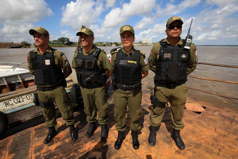 “Ser mulher é o primeiro desafio”. É assim que Erika Pereira (foto), a primeira mulher à frente do Comando de Policiamento da Capital II, descreve a sensação de fazer parte de uma corporação predominantemente formada por homens. A coronel é uma das cerca de 1.600 mulheres que atuam hoje na Polícia Militar (PM). Aos 41 anos, depois de 24 deles na PM, ela não se sente sozinha nessa missão e na ambição de ocupar cargos de liderança. 

FOTO: MÁCIO FERREIRA / AG. PARÁ
DATA: 27.05.2018
BELÉM - PARÁ <div class='credito_fotos'>Foto: MÁCIO FERREIRA/ AG. PARÁ   |   <a href='/midias/2018/originais/aa1f2f3e-22a3-48ab-9e76-125591bfafbc.jpg' download><i class='fa-solid fa-download'></i> Download</a></div>