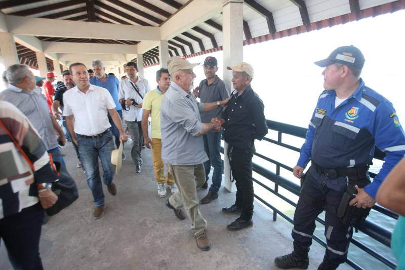 O município de Itaituba, localizado a cerca de 1,3 mil quilômetros de Belém, no sudoeste do Pará, recebeu agenda do Governo do Estado nesta terça-feira (3). O governador Simão Jatene (foto) visita uma série de obras no município, entre elas a da escola com 12 salas de aula que está sendo construída no distrito de Miritituba e do Hospital Regional Público do Tapajós. A comitiva governamental fará inspeção ainda nas obras do novo sistema de abastecimento e tratamento de água da Companhia de Saneamento do Pará (Cosanpa).
FOTO: MARCELO LELIS / AG. PARÁ
DATA: 03.07.2018
ITAITUBA - PARÁ <div class='credito_fotos'>Foto: Marcelo Lelis / Ag. Pará | <a href='/midias/2018/originais/aa20927f-7c21-408f-8691-092b914de569.jpg' download><i class='fa-solid fa-download'></i> Download</a></div>